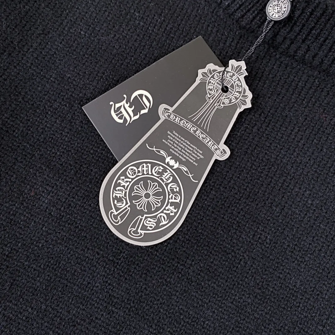 P230 High-quality Chrome Hearts CH Chrome Hearts patchwork cross hole knitted sweater pullover. The popular style is the same for men and women. It is matched with black and white. It looks good in real life. The upper body is good-looking. It looks good in daily wear. It is even more photogenic. It’s hard not to buy it. Buy it for me!!! Believe me, no one can refuse such a long Chrome Hearts jacket. The version has been expanded based on the old version. The upper body is loose and stylish, and the hem is expanded to a casual design. Fat people look extremely slim, thin people have limited height and high-end. Ten thousand yuan ZP printing, 1:1 perfect restoration, looks good when worn alone or stacked, can be easily controlled by both men and women. If you care more about quality, you must also respect the price. It is completely different from the thin see-through bottoms and junk products on the market that pill when worn. If the style makes you shine at a glance, then quality is what you should pay more attention to. Compared with price, we focus on quality. Customers who have received my products all know it. ️️️ Sweaters on the market are generally made of bract core yarn. We use modal. The advantages over core-spun yarn are very intuitive: high cost, high price, high density, relatively expensive for developers, and let us make a lot less money. In addition, it is delicate, has no scum on the upper body, resists pilling, and is high-end. We are conscientious sellers and do not use core-spun yarn. Apart from being cheap, core-spun yarn is really useless. It shrinks, pills, hooks, and makes people pierced. He is proficient in everything. It is 2024. Who doesn’t want to look decent when they go out? Quality determines the upper body effect. No matter how bad the quality, the best style is still the temperament of the urban-rural fringe. We only do long-term business. Quality determines character. Take it back and wear it with confidence and wash it. The quality of the pattern will definitely make your eyes shine. We only make the right version of high quality. We make high-end hard goods. Reject junk goods and reject fast food. Conscientious quality and conscientious price. You deserve it!  Color: Black White Gray Red Size: S M L